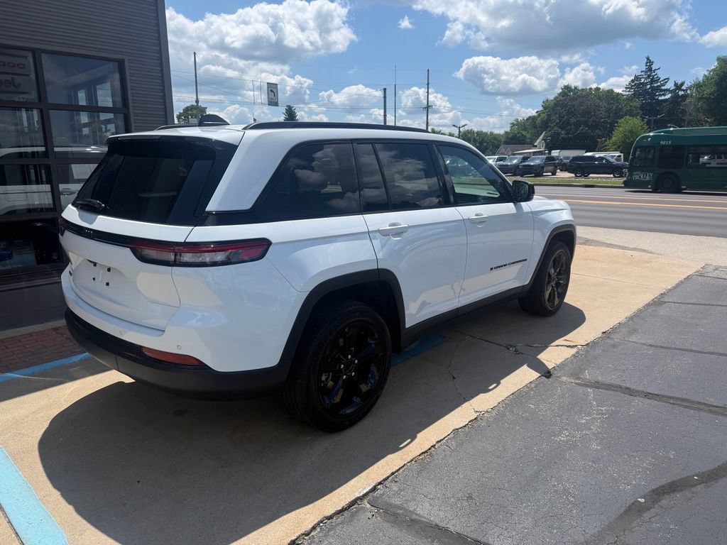Used 2023 Jeep Grand Cherokee Altitude AWD/4WD image 6