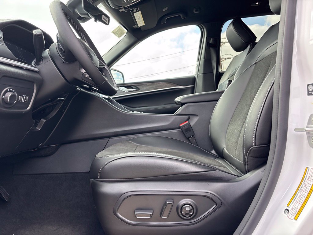 New 2027 Jeep Grand Cherokee Altitude AWD/4WD image 11