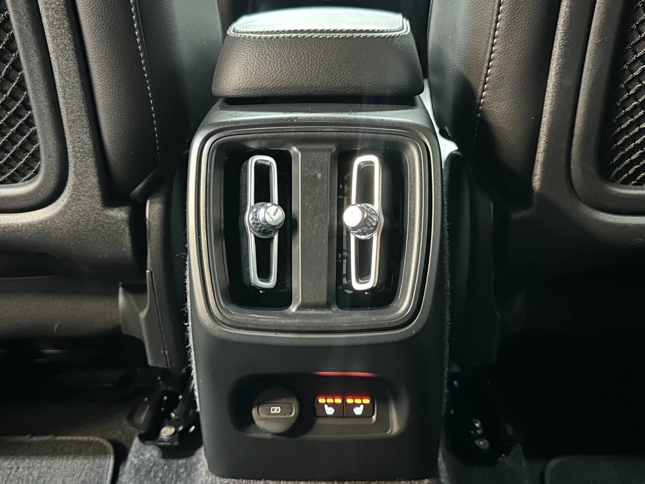 Used 2021 Volvo XC40 T5 Momentum image 24