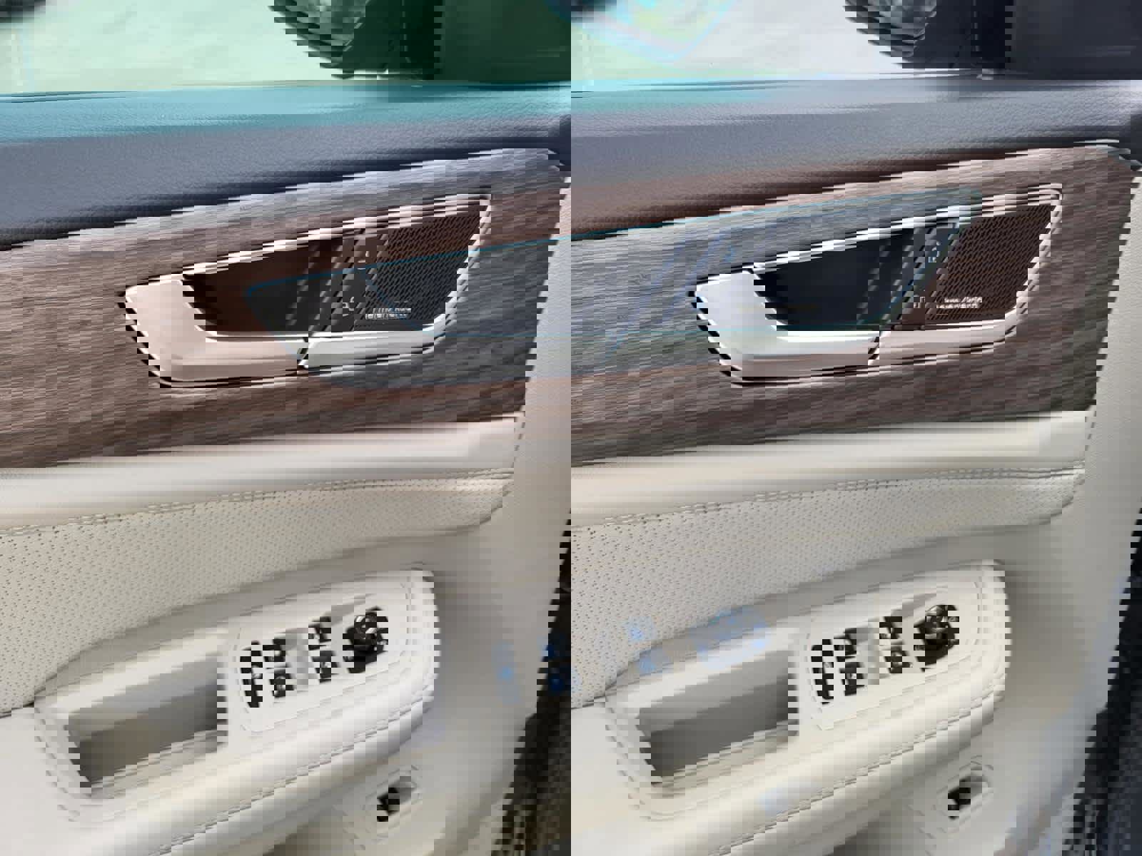 Used 2024 Volkswagen Atlas SEL Premium R-Line image 17