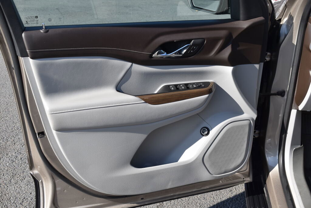 Used 2023 GMC Acadia SLE w/ Driver Convenience Package image 14