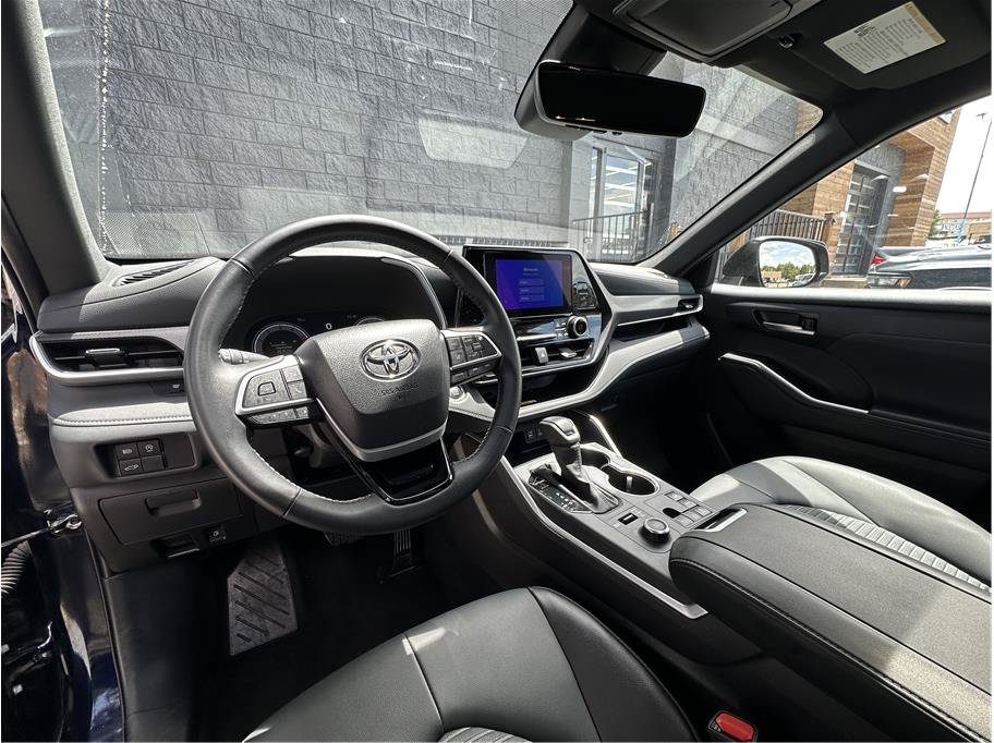 Used 2025 Toyota Highlander XSE AWD/4WD image 2