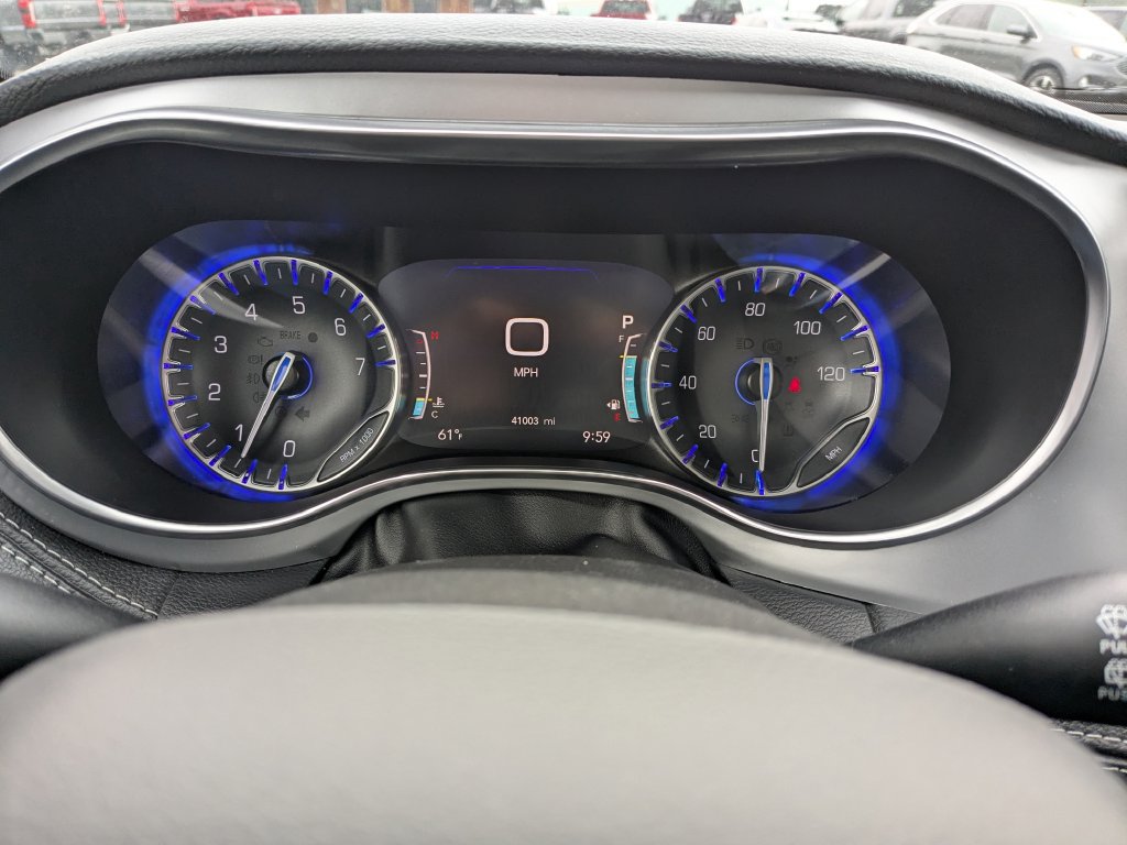 Used 2025 Chrysler Pacifica Limited FWD image 28
