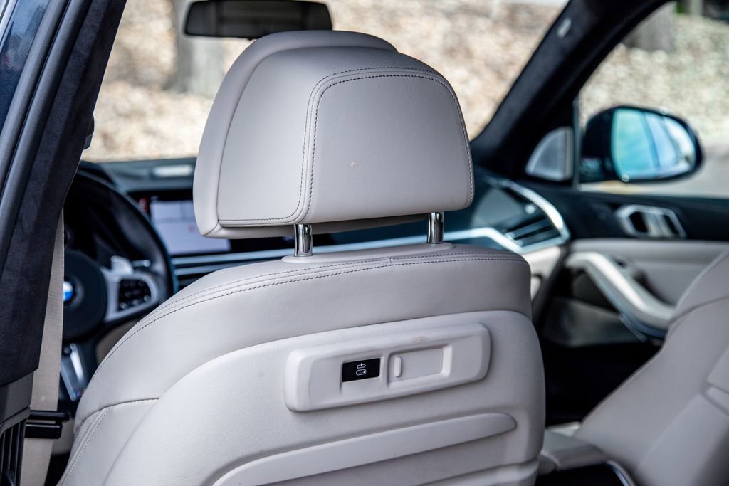 Used 2020 BMW X5 M50i image 22