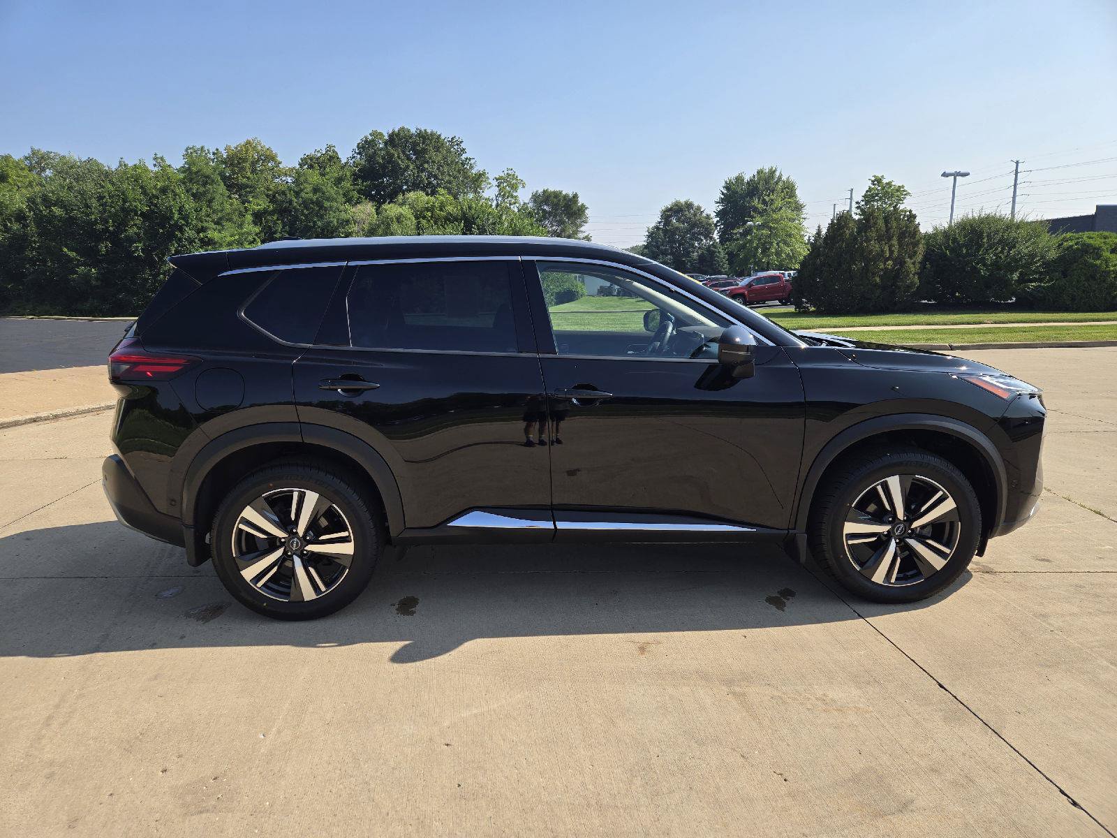 Used 2023 Nissan Rogue Platinum w/ Platinum Premium Package AWD/4WD image 2
