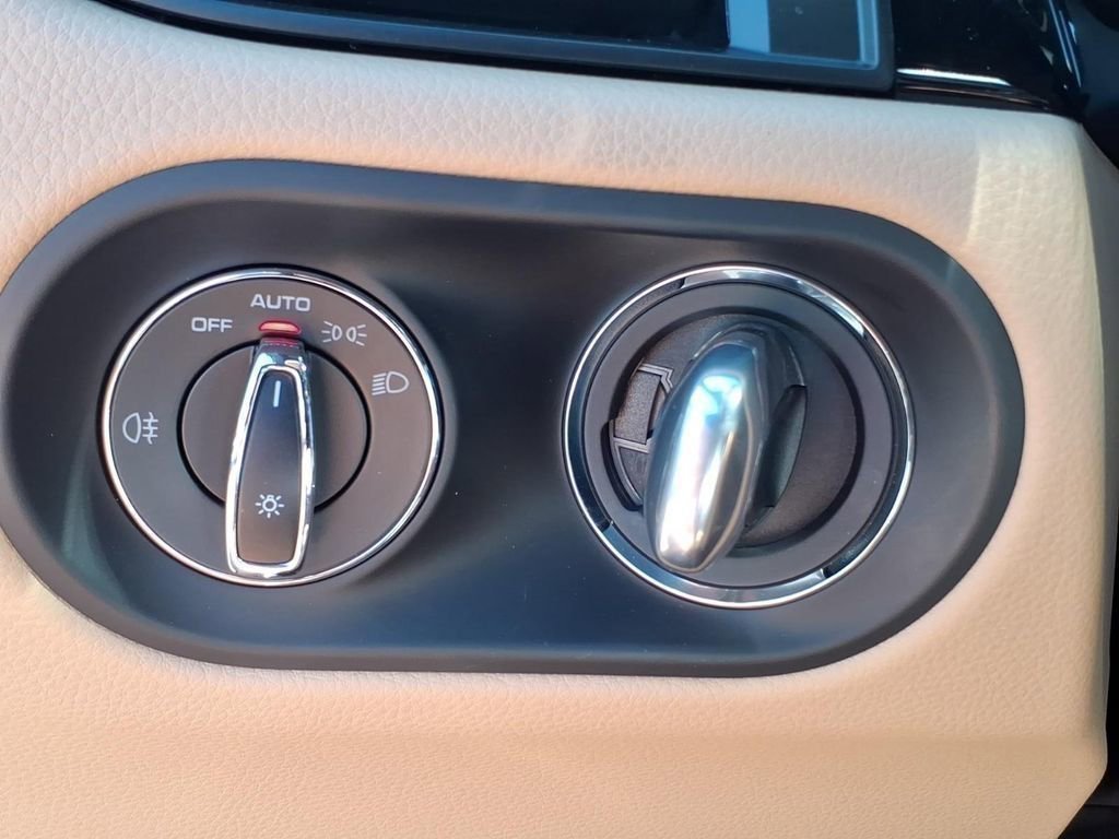 Used 2025 Porsche Macan AWD/4WD image 18