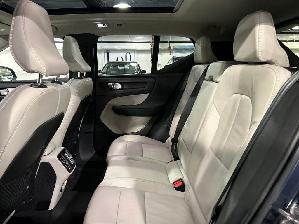 Used 2022 Volvo XC40 T5 Momentum AWD/4WD image 22