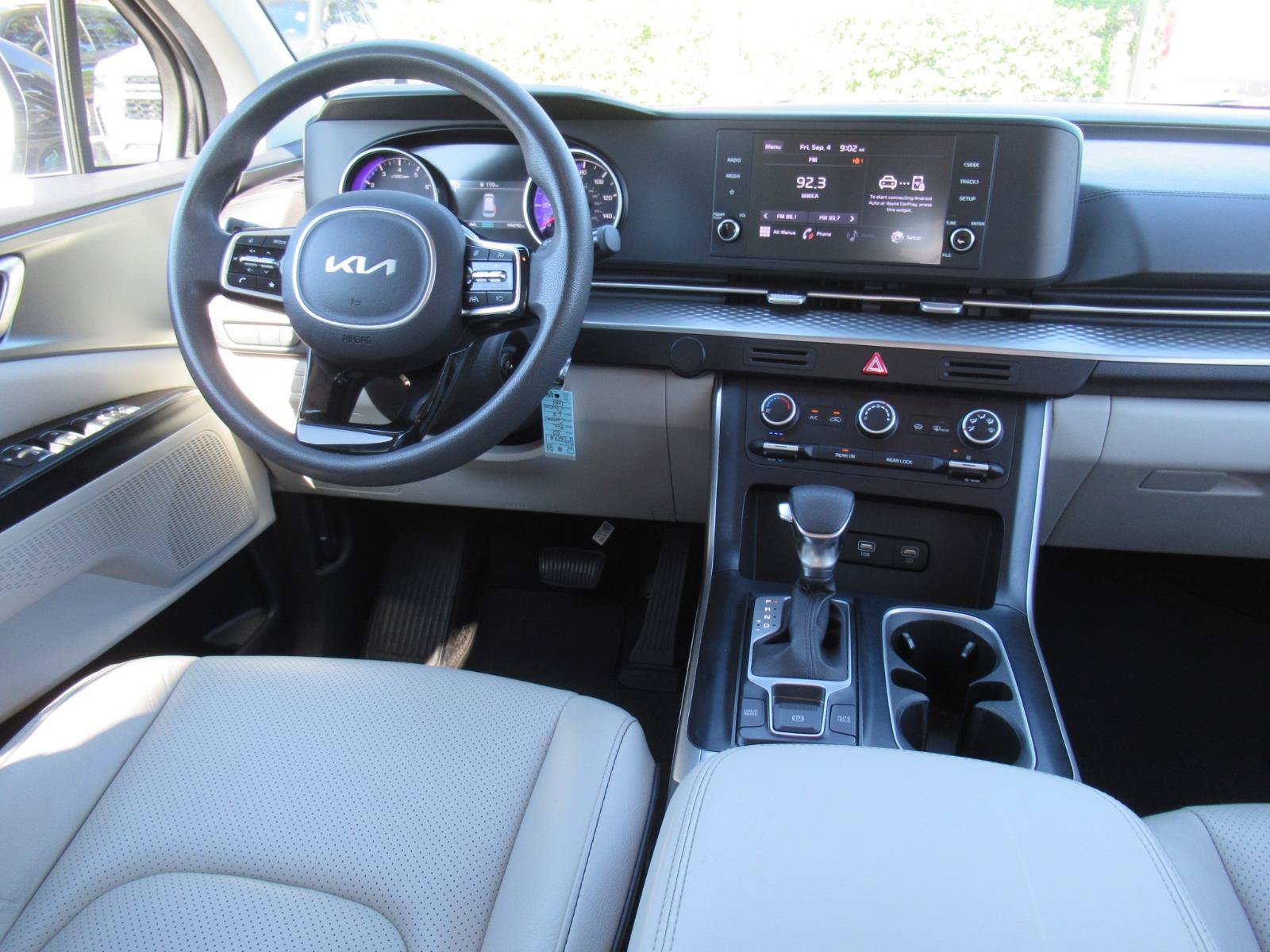Used 2022 Kia Carnival LX FWD image 16
