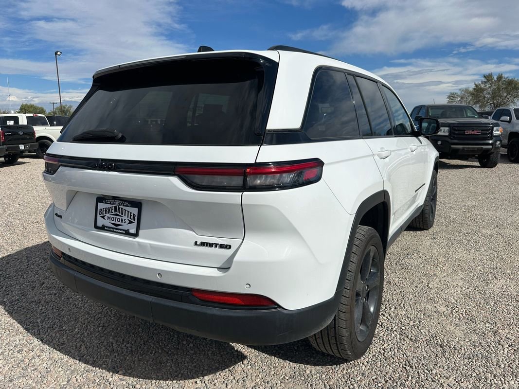 Used 2023 Jeep Grand Cherokee Limited w/ Black Appearance Package image 10