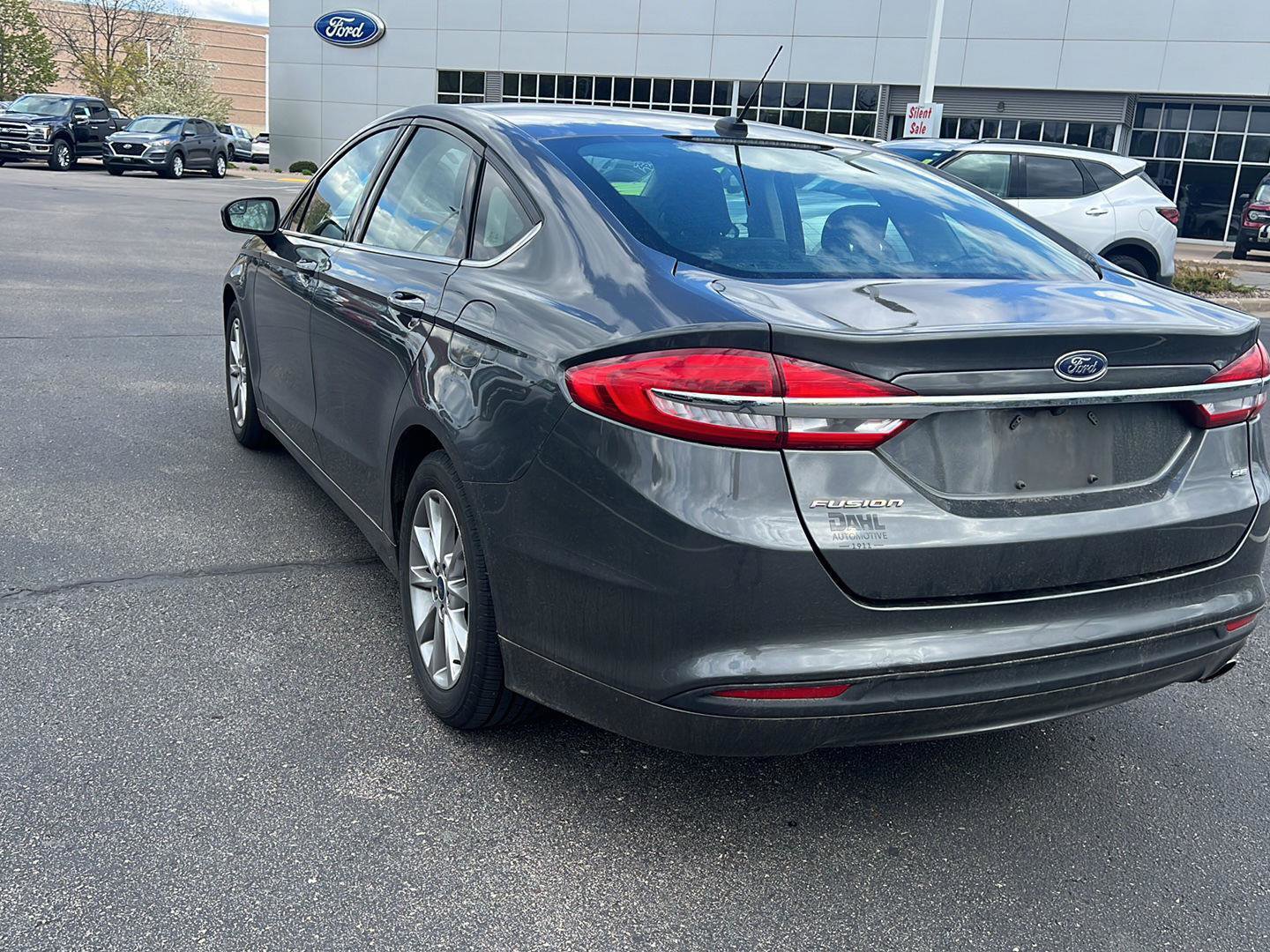 Used 2017 Ford Fusion SE FWD image 8