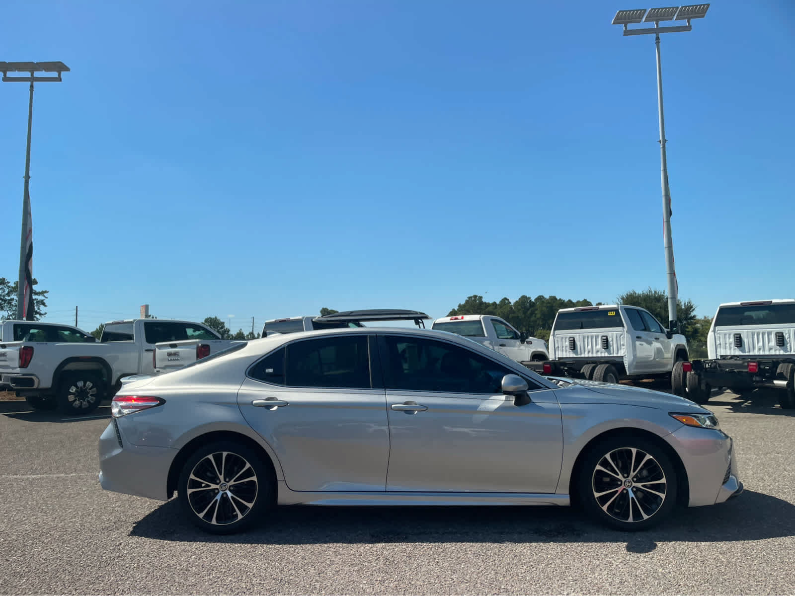 Used 2020 Toyota Camry SE FWD image 4