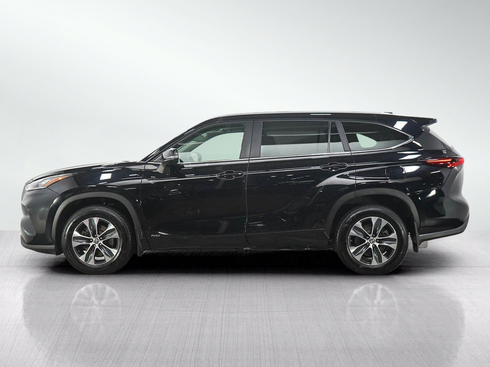 Used 2025 Toyota Highlander XLE AWD/4WD image 2