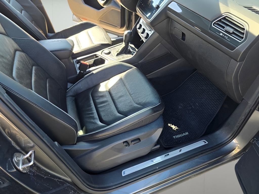Used 2021 Volkswagen Tiguan SEL Premium R-Line image 36