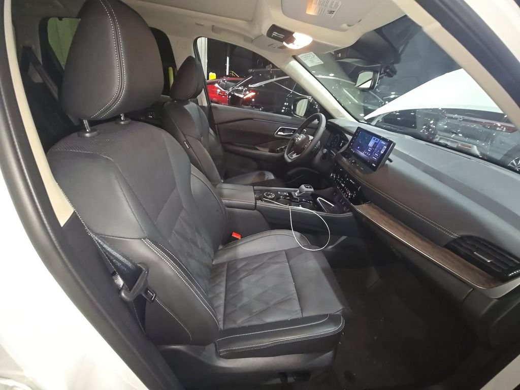 Certified 2026 Nissan Rogue Platinum w/ Platinum Premium Package AWD/4WD image 14