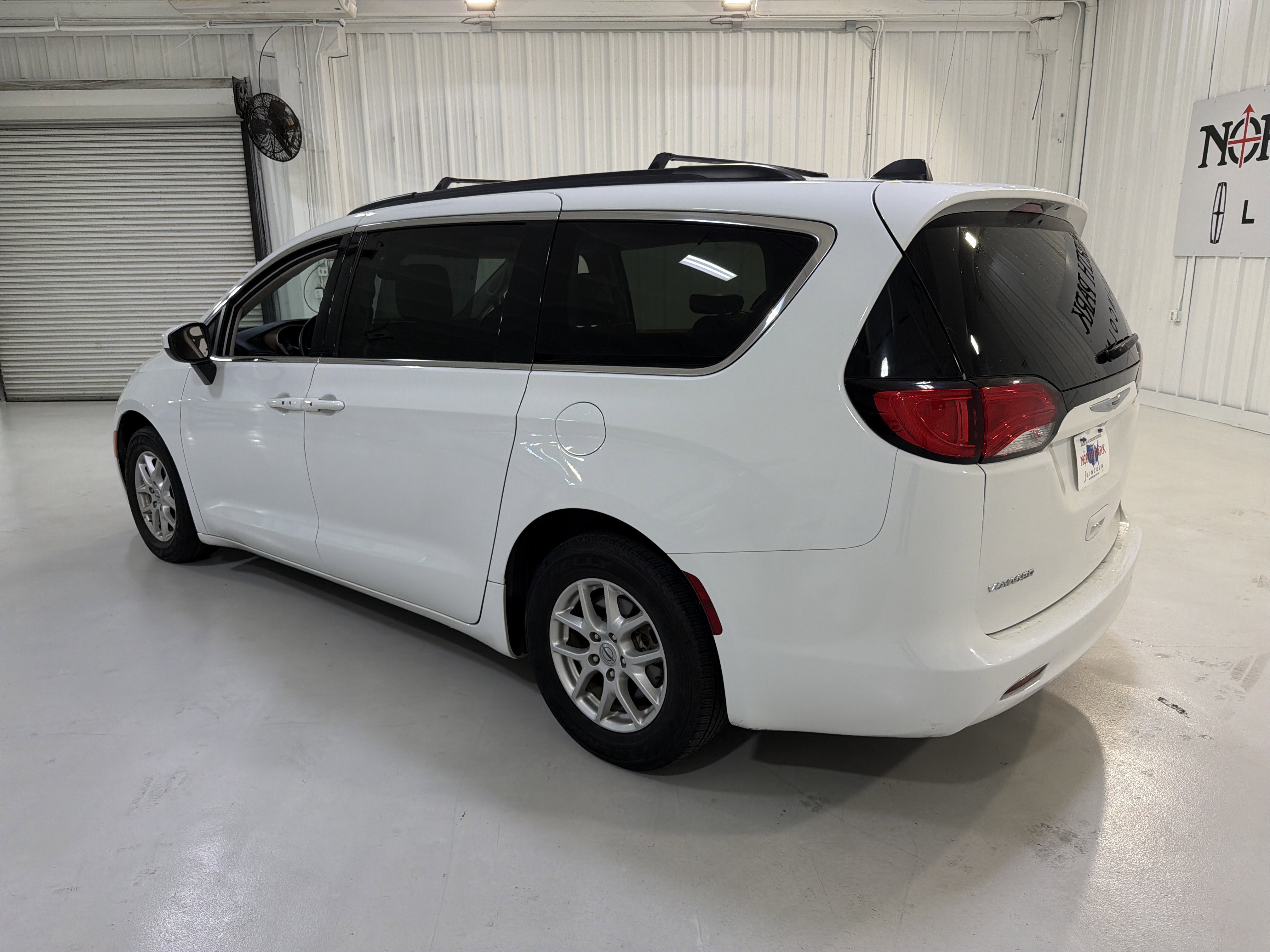 Used 2021 Chrysler Voyager Lxi image 3