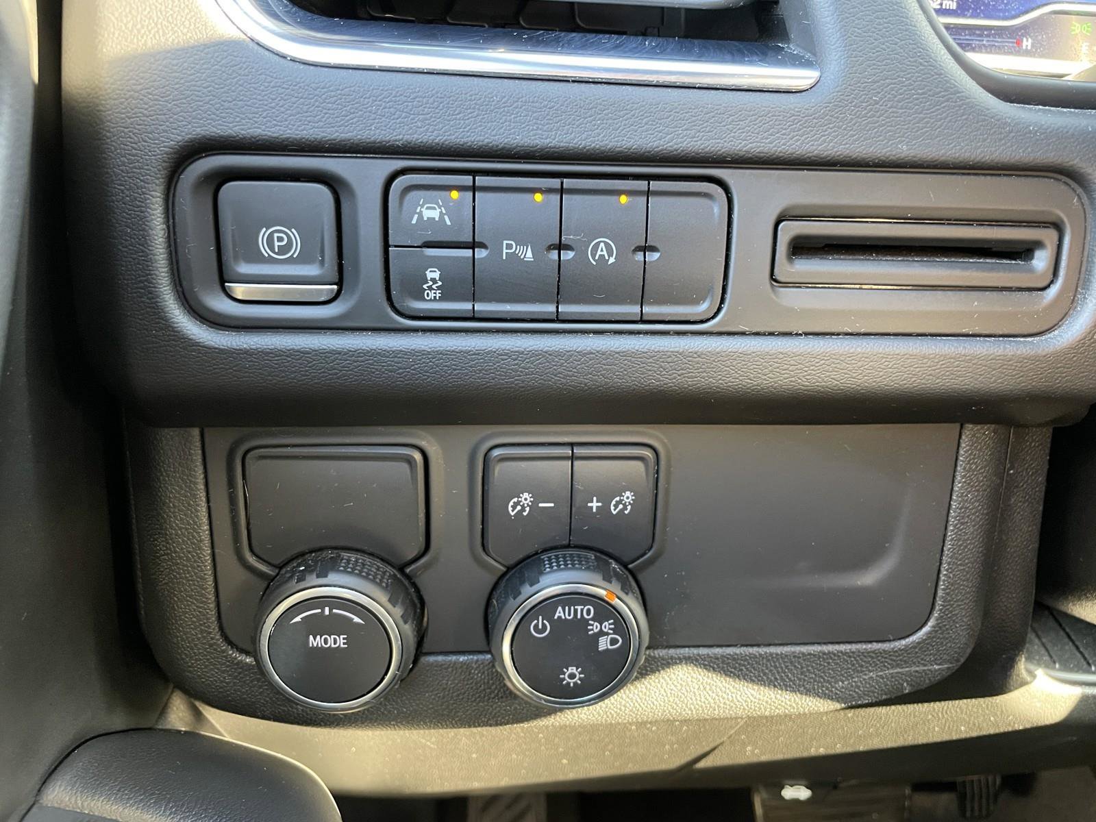 Used 2023 Chevrolet Suburban Premier image 29