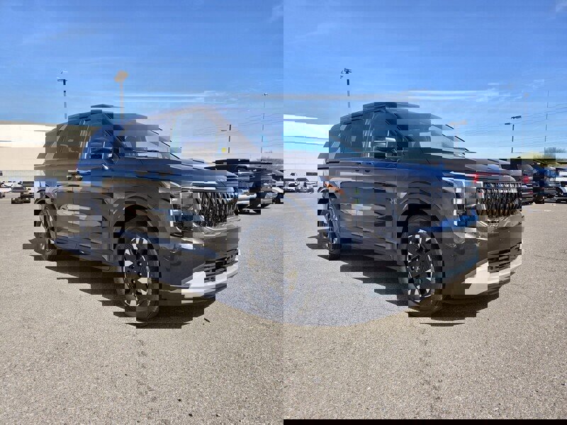 New 2026 Kia Carnival LXS image 2