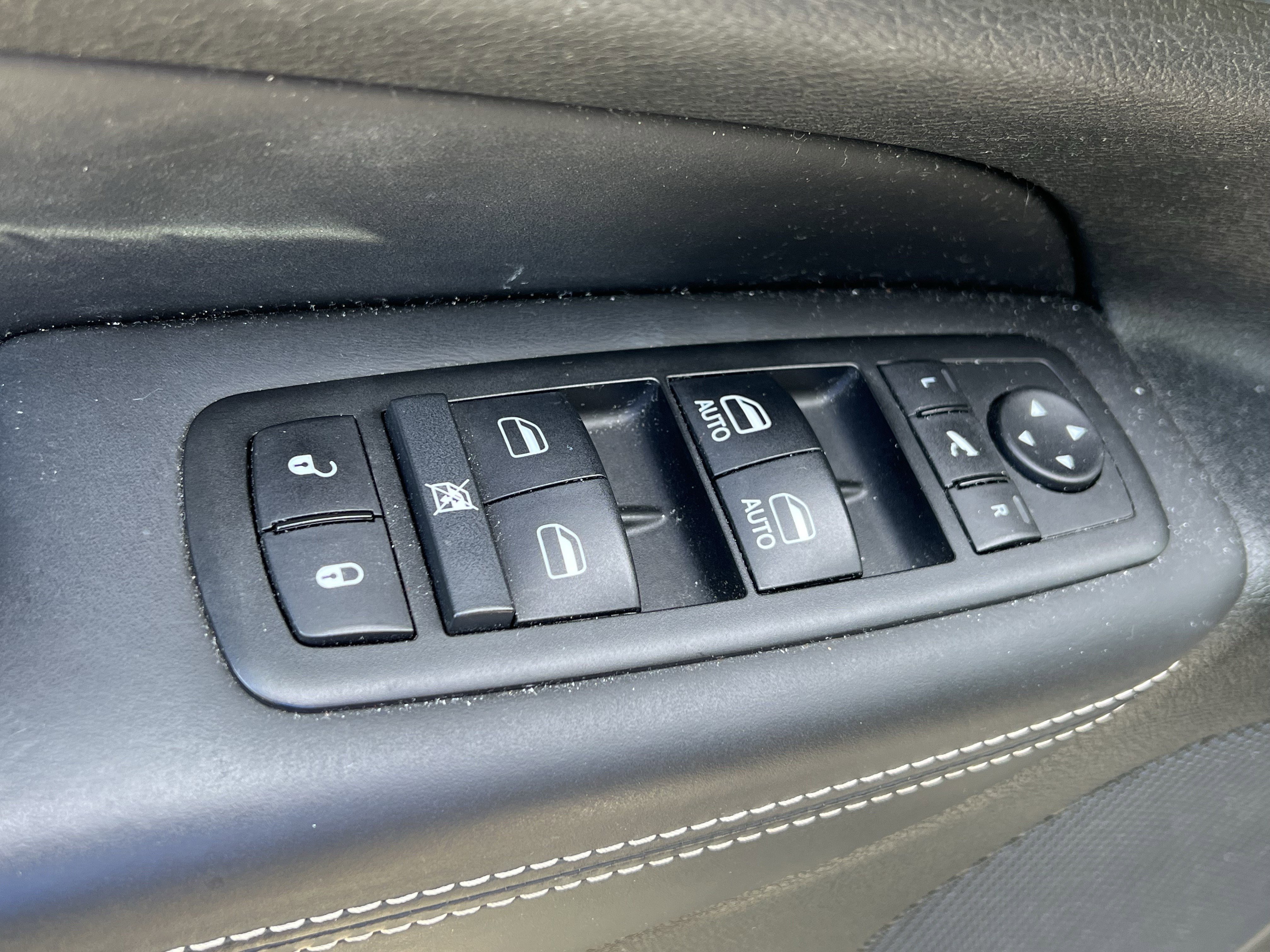 Used 2014 Jeep Grand Cherokee Overland w/ Advanced Technology Group AWD/4WD image 15