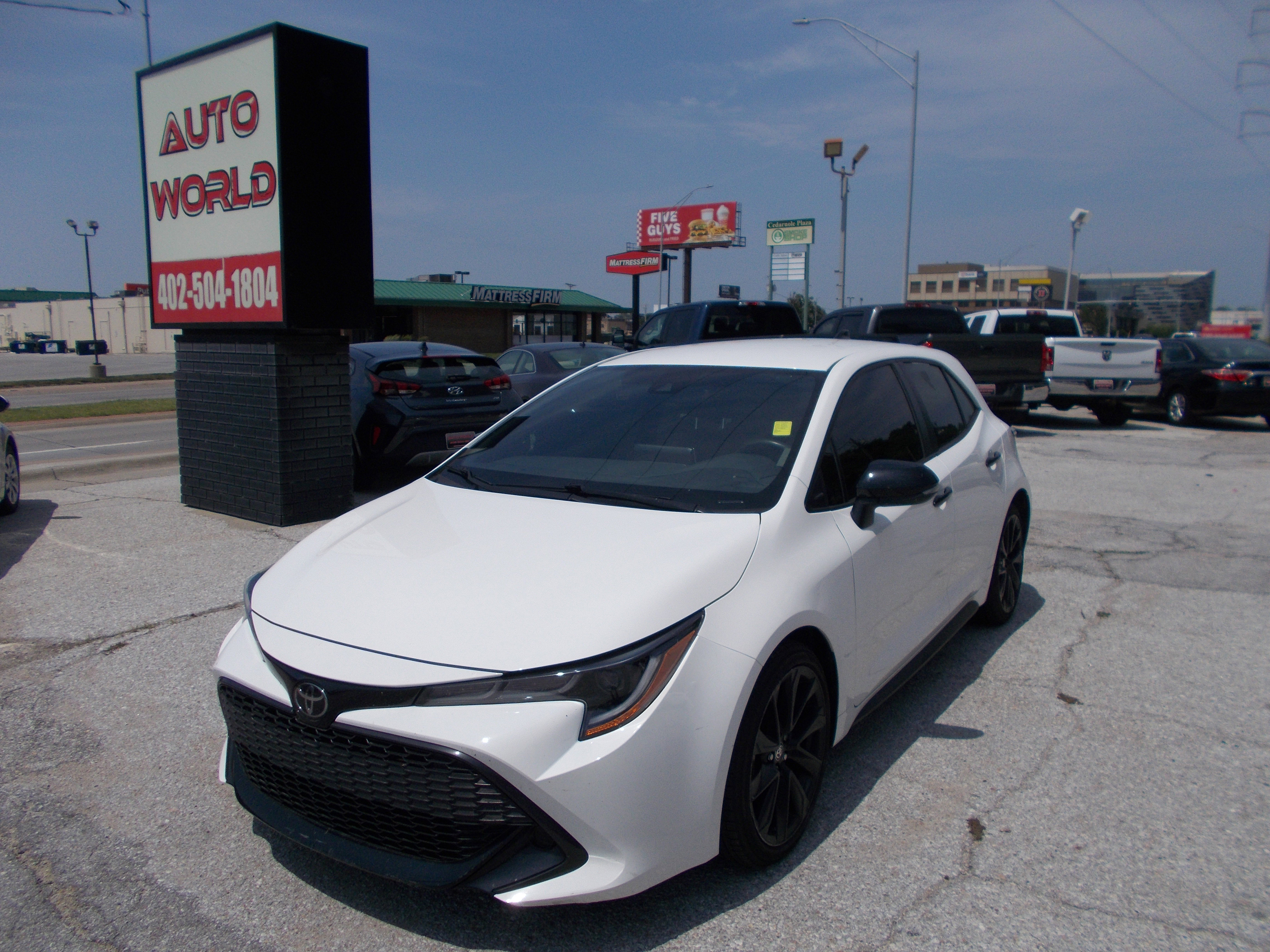 Used 2022 Toyota Corolla SE FWD image 1