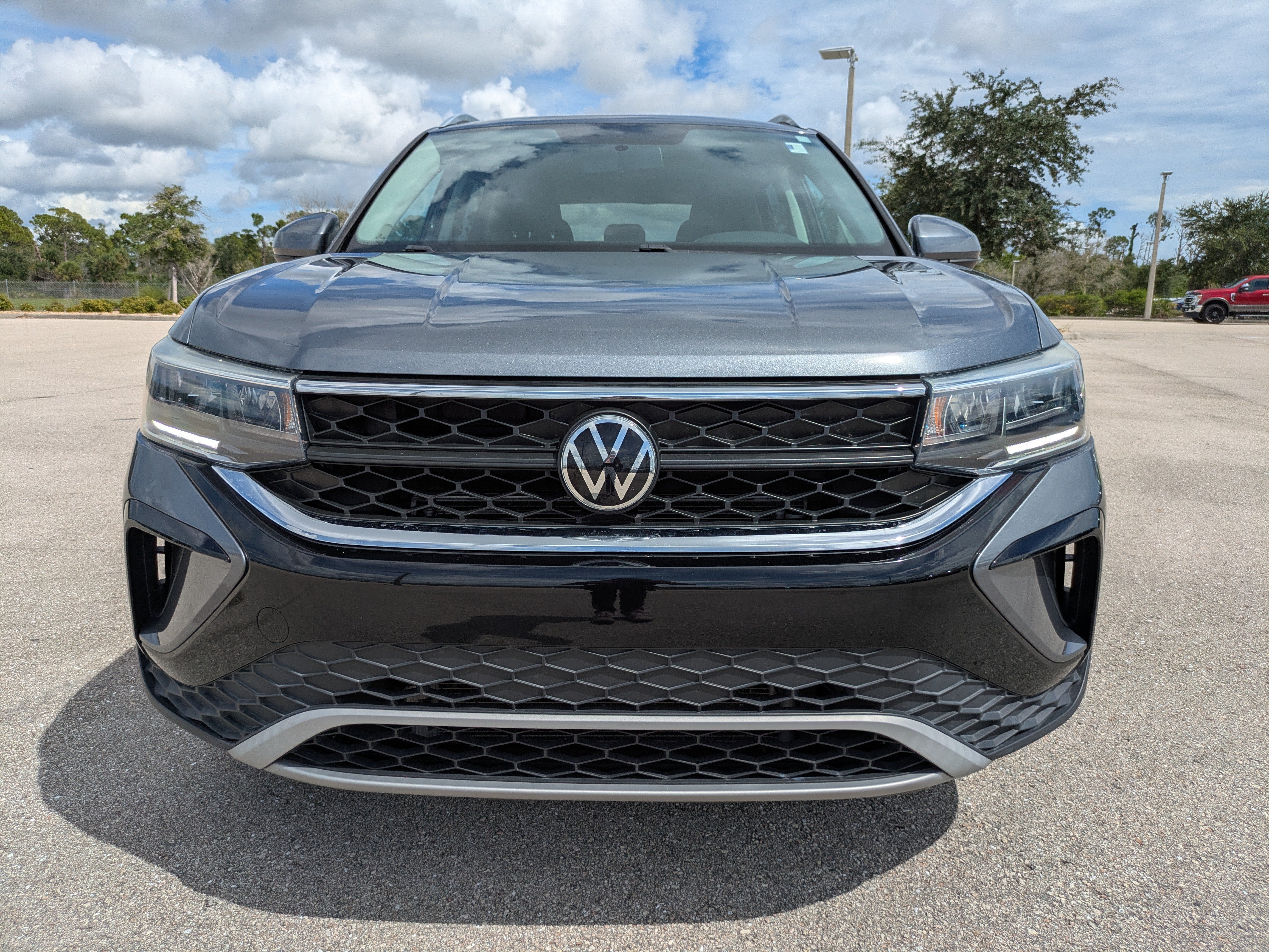 Used 2022 Volkswagen Taos SE w/ Panoramic Sunroof Package FWD image 9