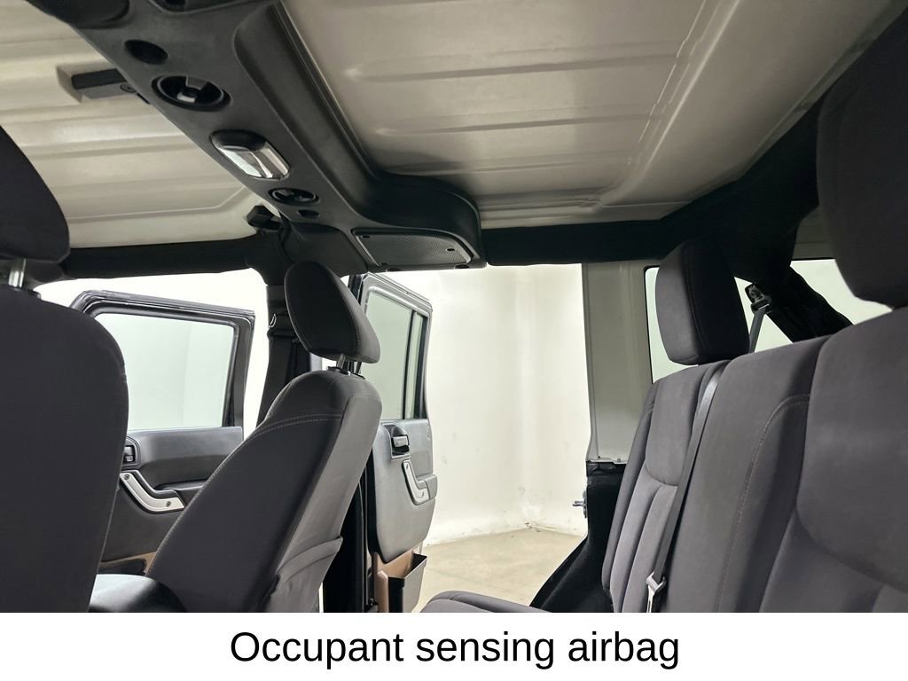 Used 2017 Jeep Wrangler Unlimited Sahara w/ Connectivity Group image 27