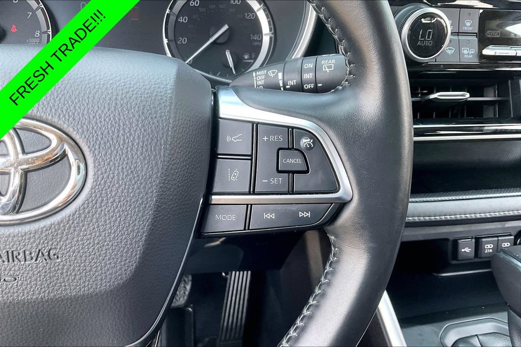 Used 2021 Toyota Highlander XLE AWD/4WD image 12