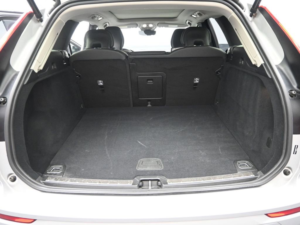 Used 2025 Volvo XC60 B5 Plus image 12