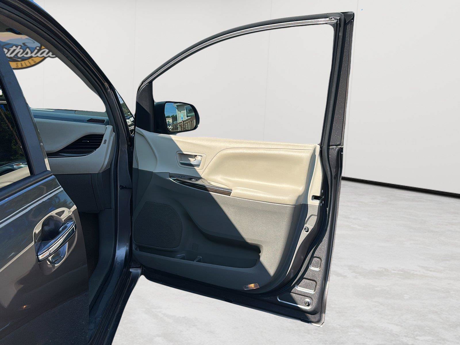 Used 2017 Toyota Sienna XLE w/ XLE Navigation Package FWD image 15