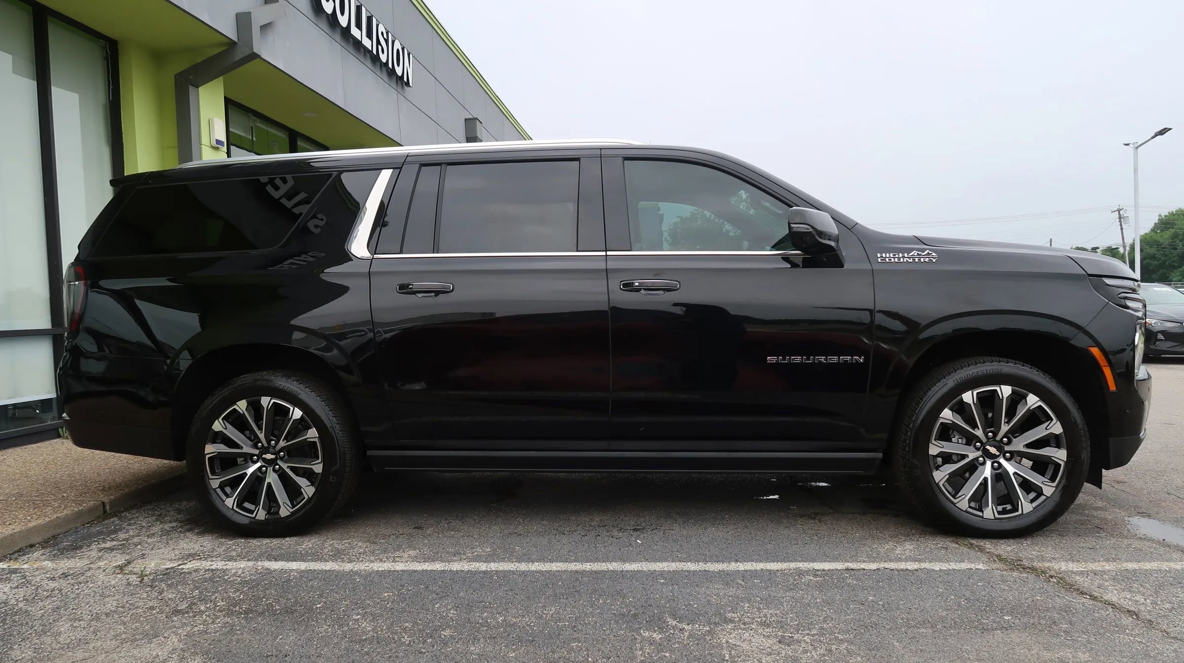 Used 2025 Chevrolet Suburban High Country RWD image 8