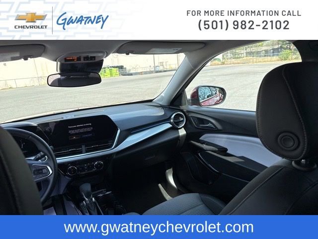 Used 2025 Chevrolet Trax LT w/ LT Convenience Package image 28