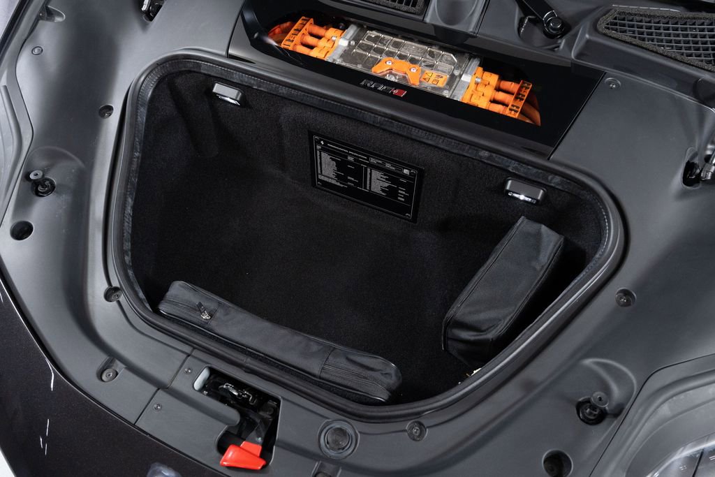 Used 2022 Ferrari SF90 Spider image 10