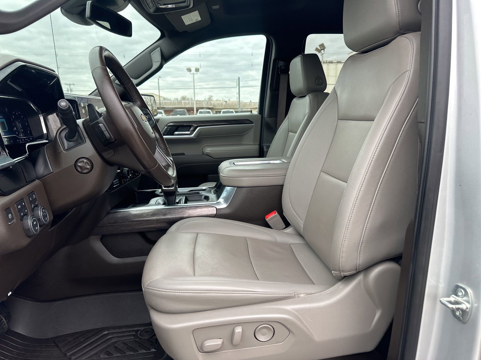 Used 2022 Chevrolet Silverado 1500 LTZ image 24