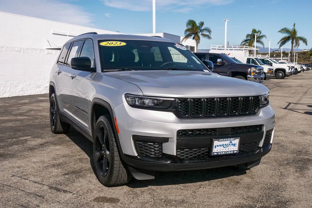 Used 2023 Jeep Grand Cherokee L Laredo image 3