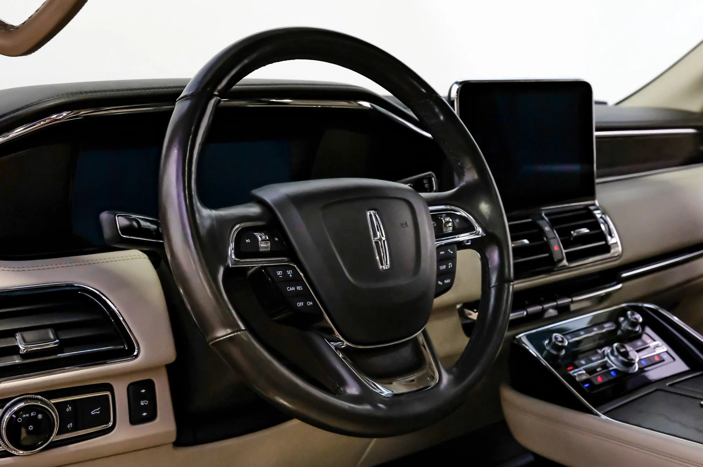 Used 2019 Lincoln Navigator Select image 11