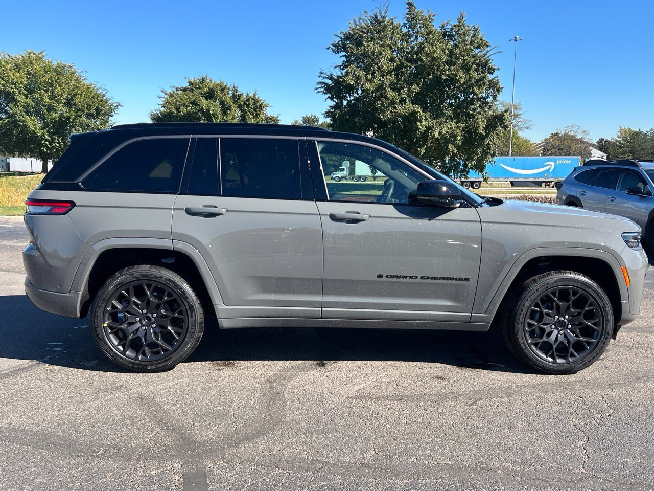 New 2027 Jeep Grand Cherokee Summit AWD/4WD image 2