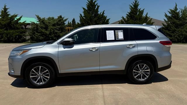 Used 2019 Toyota Highlander XLE FWD image 3