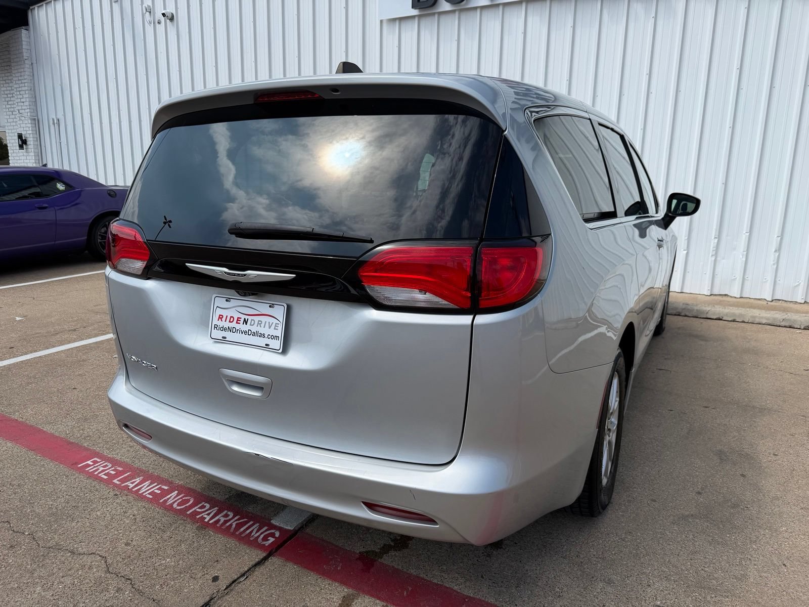 Used 2023 Chrysler Voyager LX FWD image 6