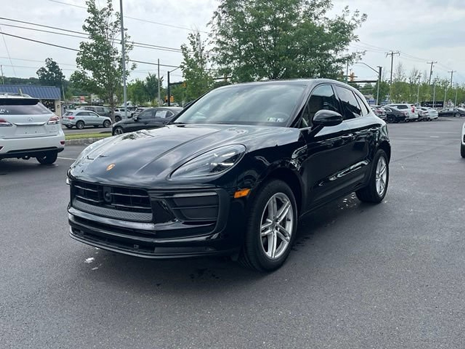 Used 2024 Porsche Macan AWD/4WD image 3