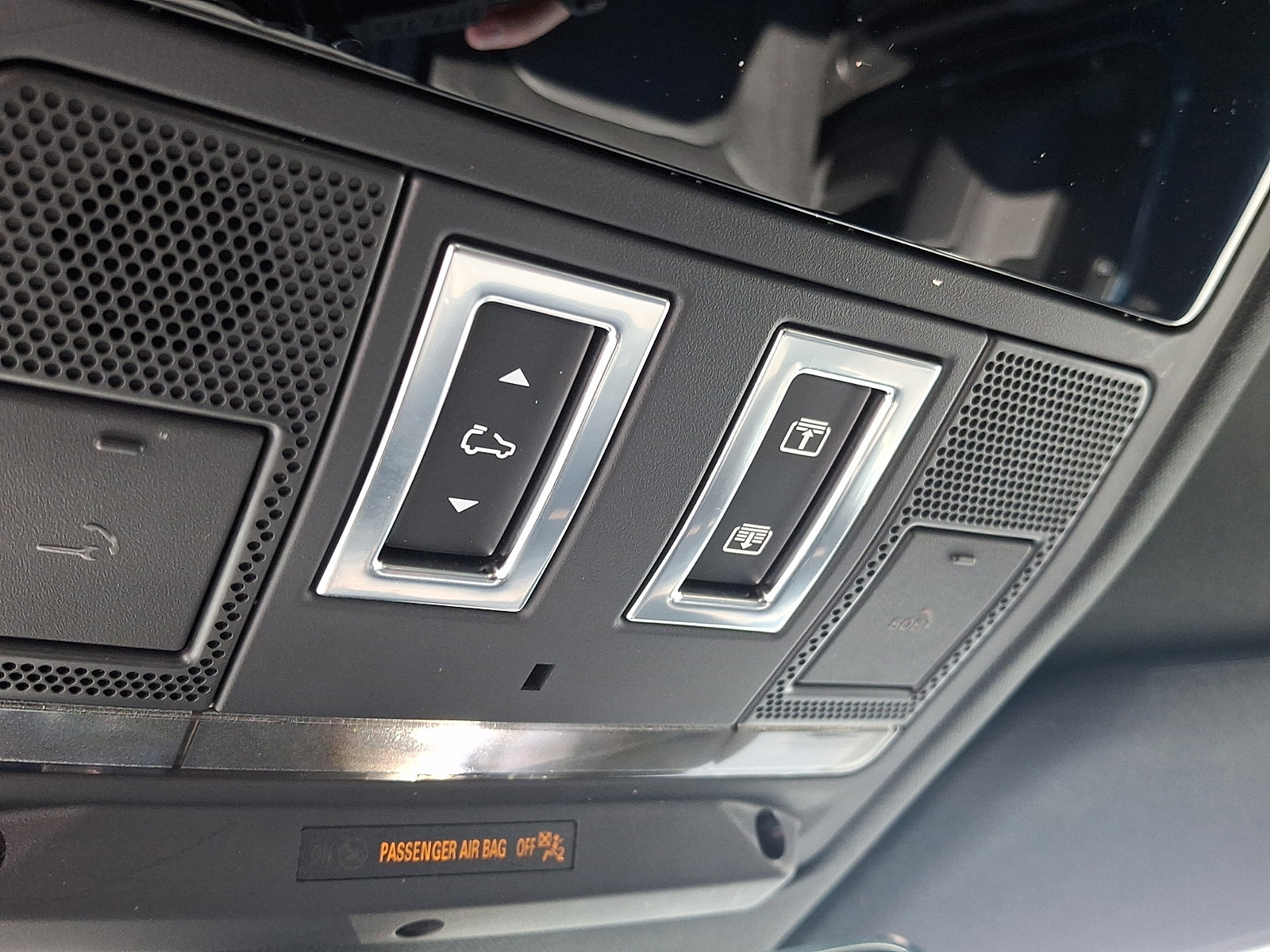 Used 2023 Land Rover Defender 110 SE image 25