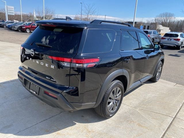 Used 2024 Nissan Pathfinder SV image 3