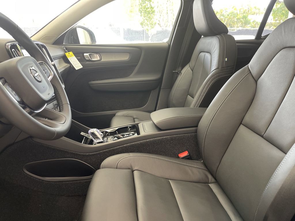 Used 2024 Volvo XC40 B5 Ultimate image 11
