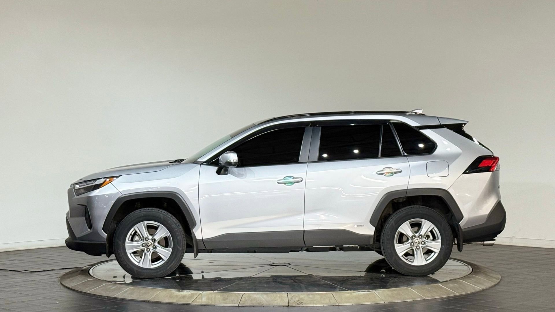 Used 2025 Toyota RAV4 XLE w/ Convenience Package image 6
