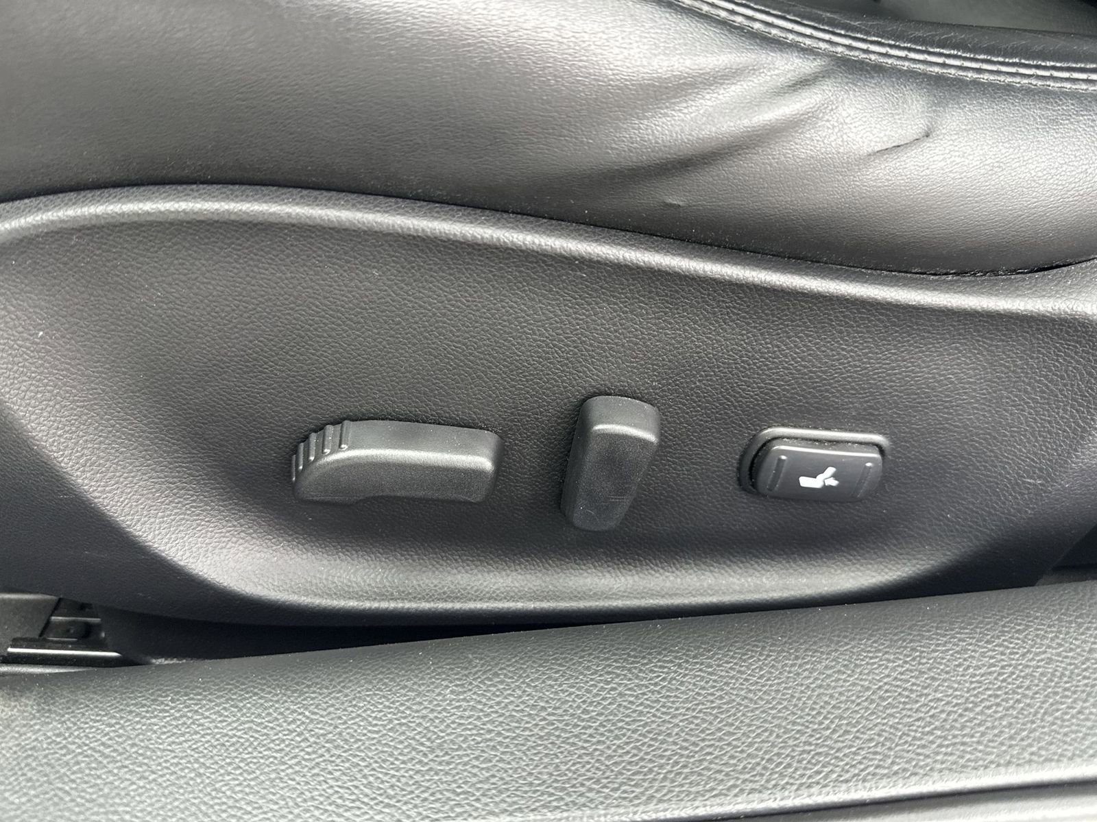 Used 2015 INFINITI Q60 Convertible w/ Premium Package image 17