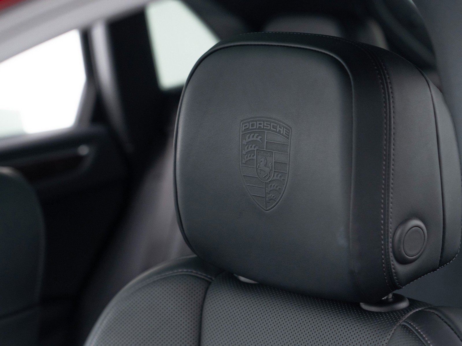 Certified 2025 Porsche Macan image 18