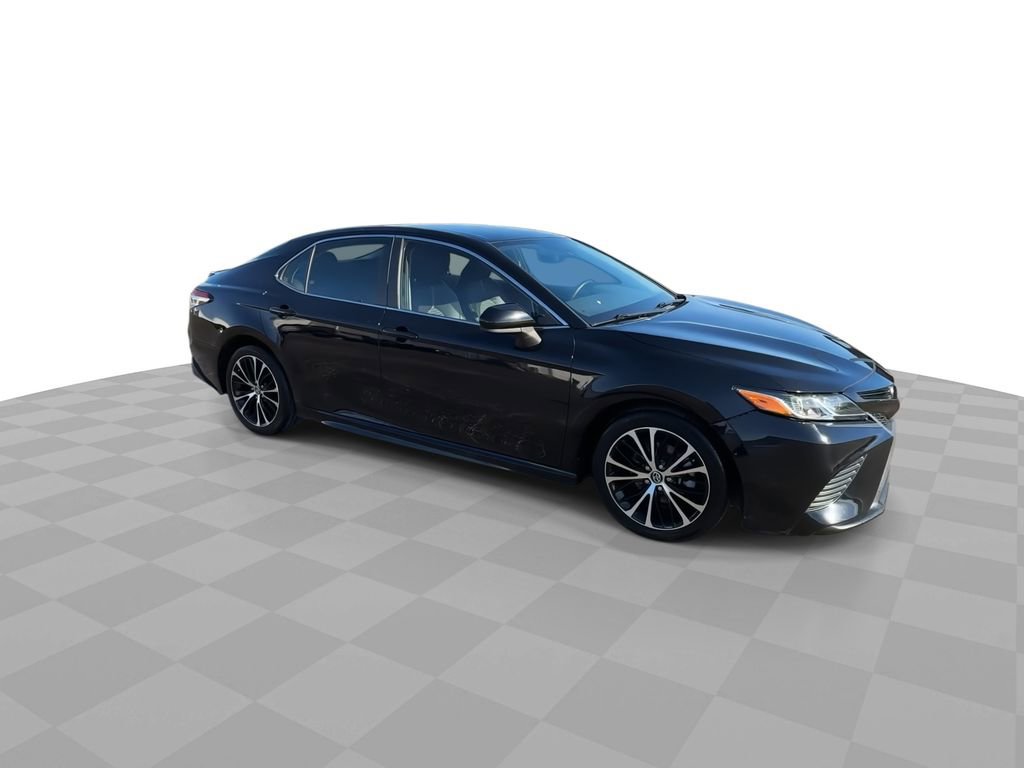 Used 2020 Toyota Camry SE image 2