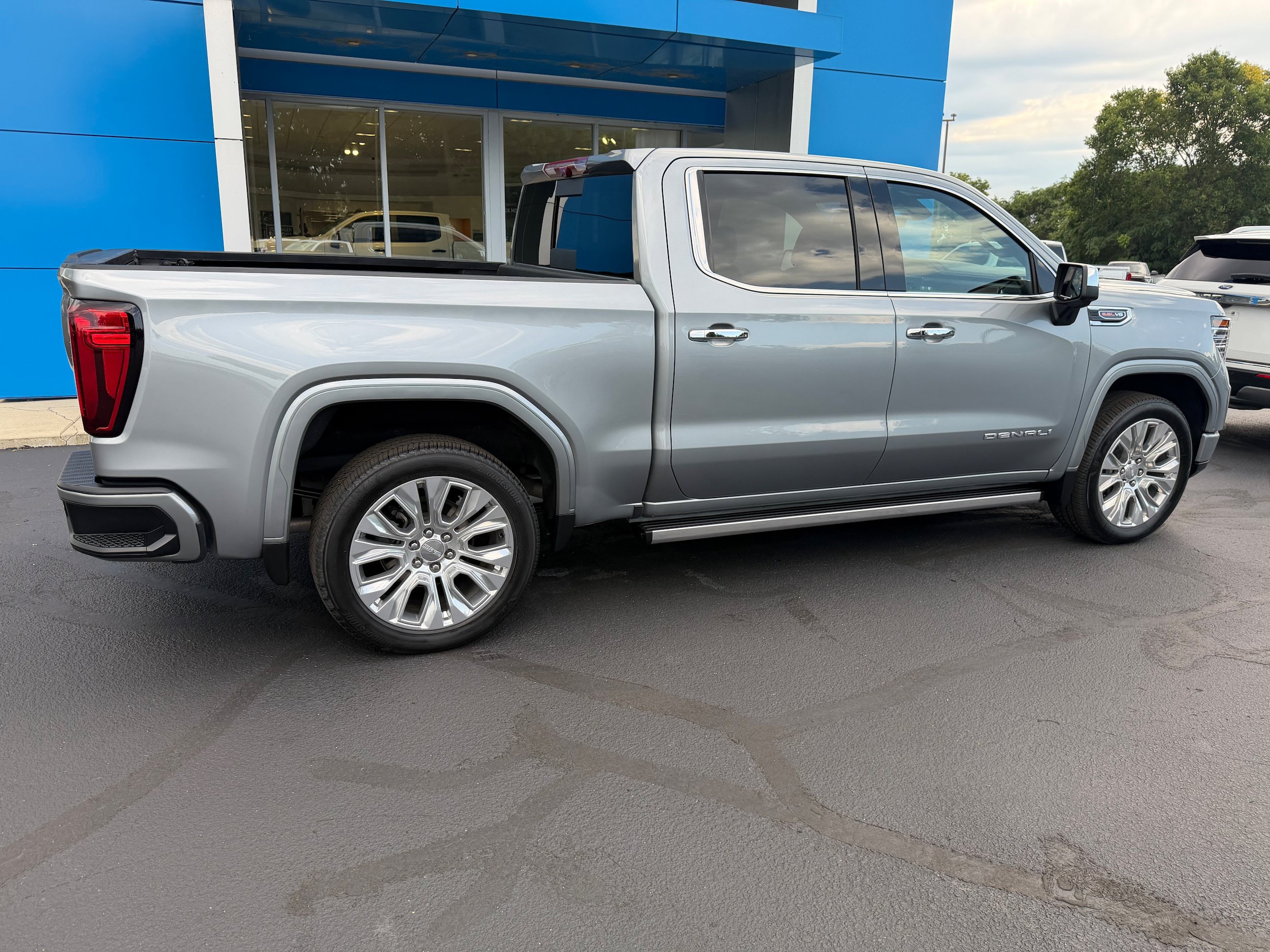 Used 2024 GMC Sierra 1500 Denali w/ Technology Package AWD/4WD image 2