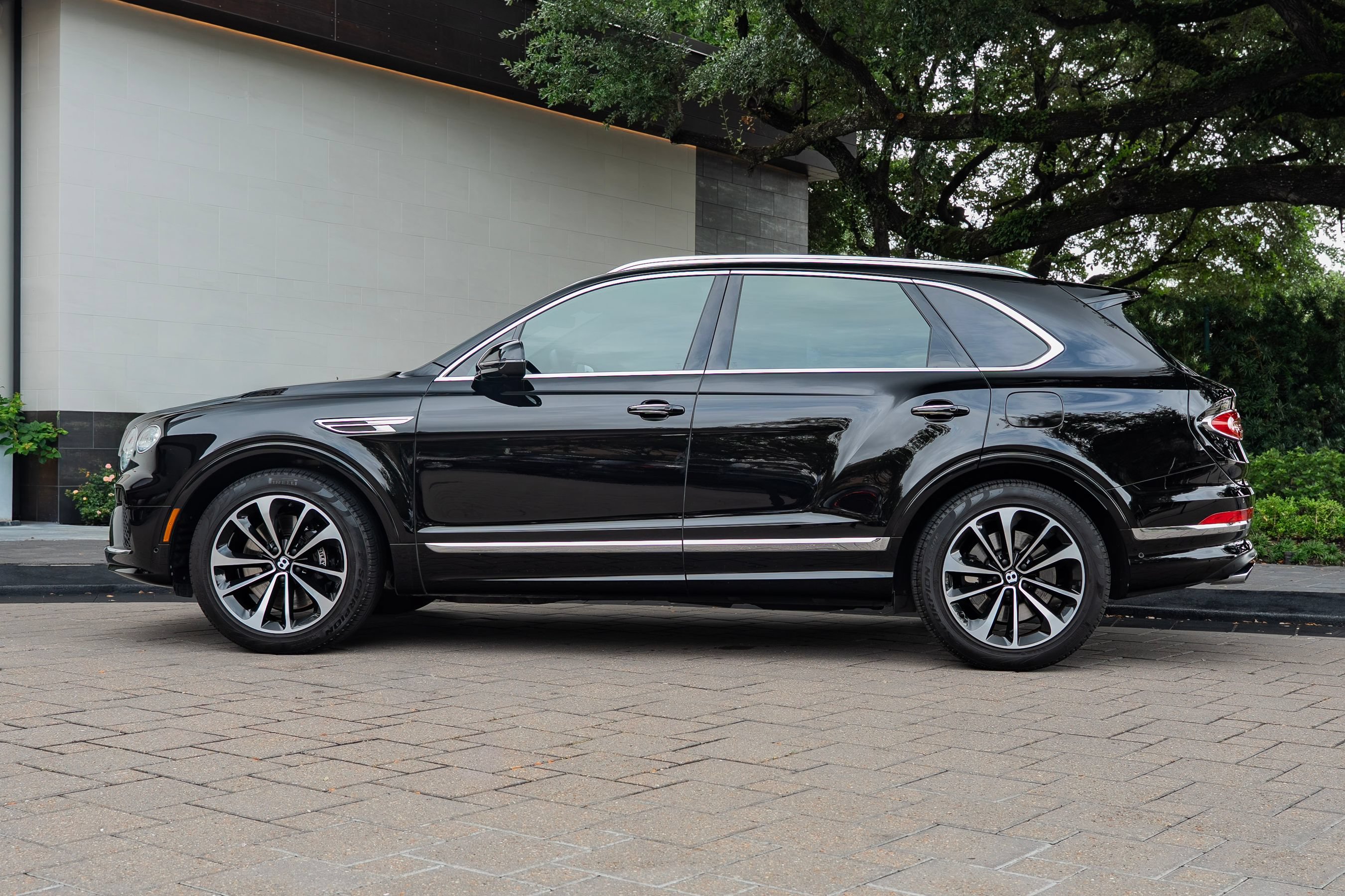 Certified 2024 Bentley Bentayga Plug-In Hybrid AWD/4WD image 16
