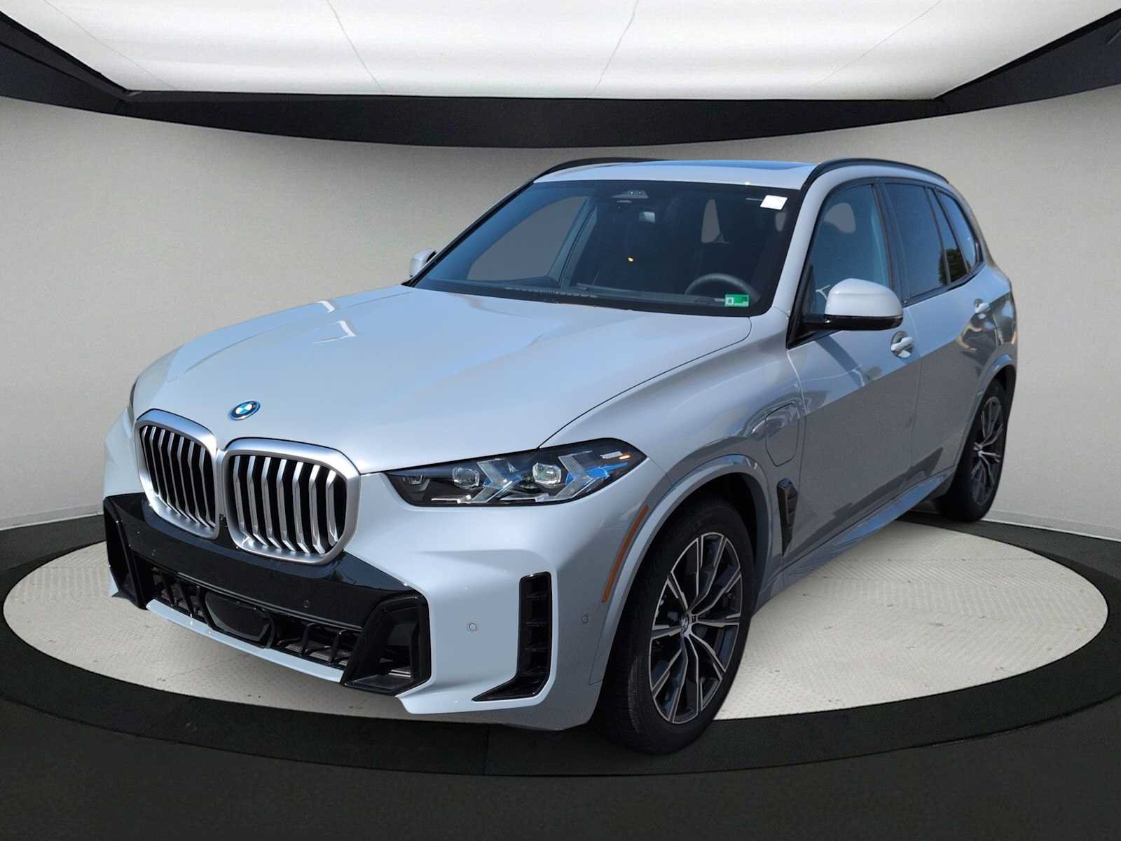 Used 2026 BMW X5 xDrive50e w/ M Sport Package AWD/4WD image 4