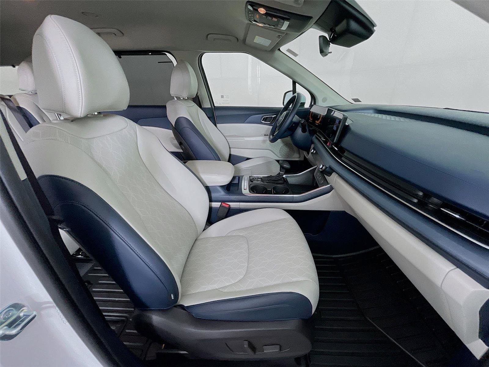 Used 2025 Kia Carnival EX image 32