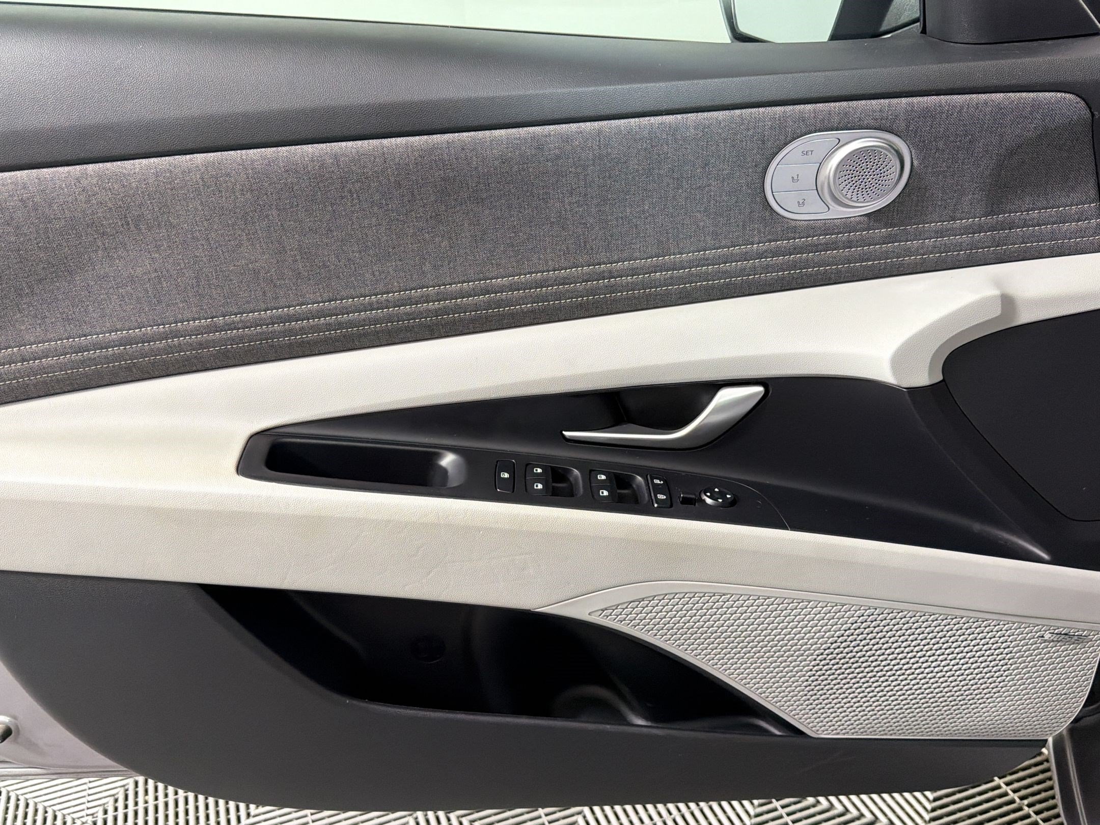 Used 2025 Hyundai Elantra Limited FWD image 11